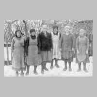 076-0005 Arbeiterinnen auf dem Gut Fiedler in Plibischken. Rechts im Bild Magdalene Duckwitz.jpg